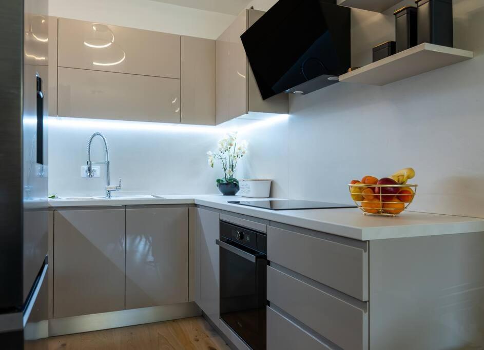Capsula Luxury Apartment Умаг Екстер'єр фото
